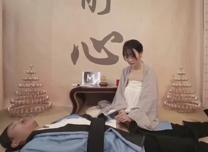 Cô nữ tu xinh đẹp chứng kiến vị đạo sĩ bị thương