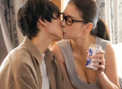 Chàng trai vừa bị cắm sừng được chị hàng xóm an ủi bằng sự dịu dàng