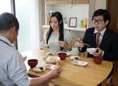 Quá nứng, cô con dâu banh vùng kín cho bố chồng nện